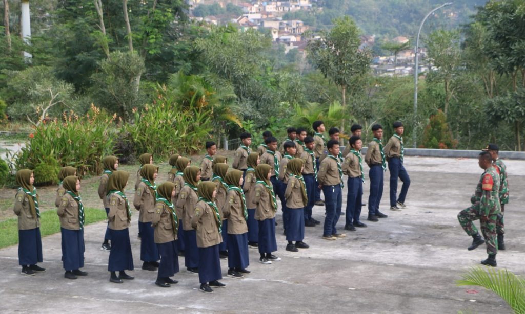 Anggota Hizbul Wathan berbaris