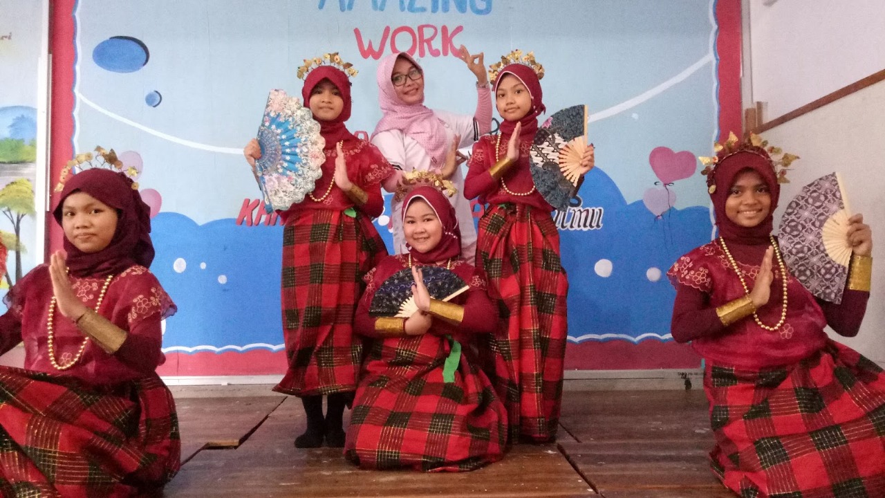 Penampilan tari di panggung